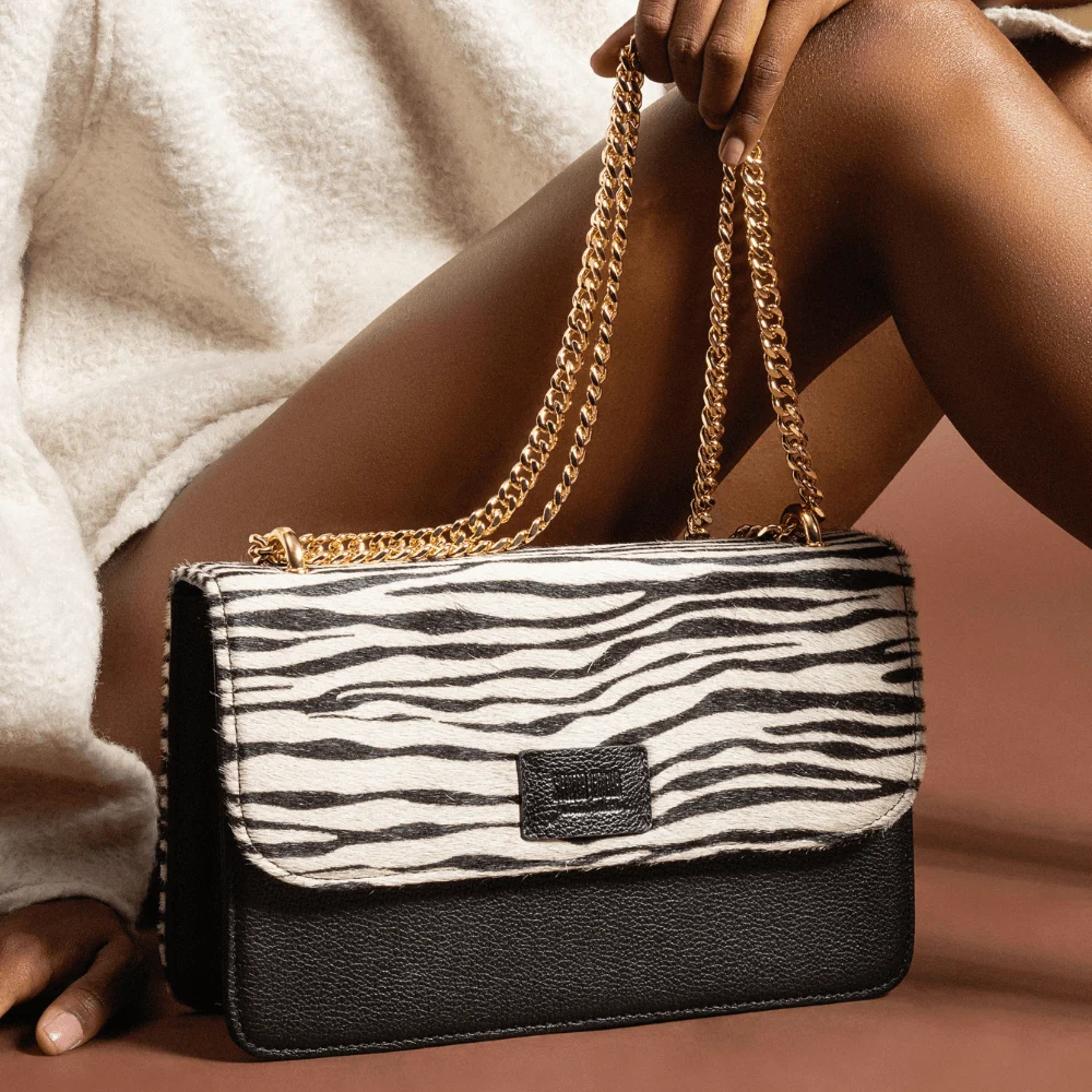 Bolsa Pequena Couro Estampa Animal Print Zebra Alça de Ombro Corrente - vista 1 de 5