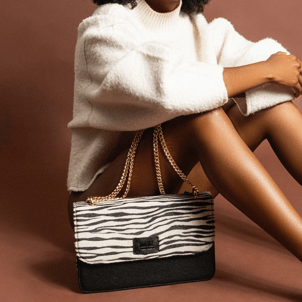 Bolsa Pequena Couro Estampa Animal Print Zebra Alça de Ombro Corrente - vista 2 de 5