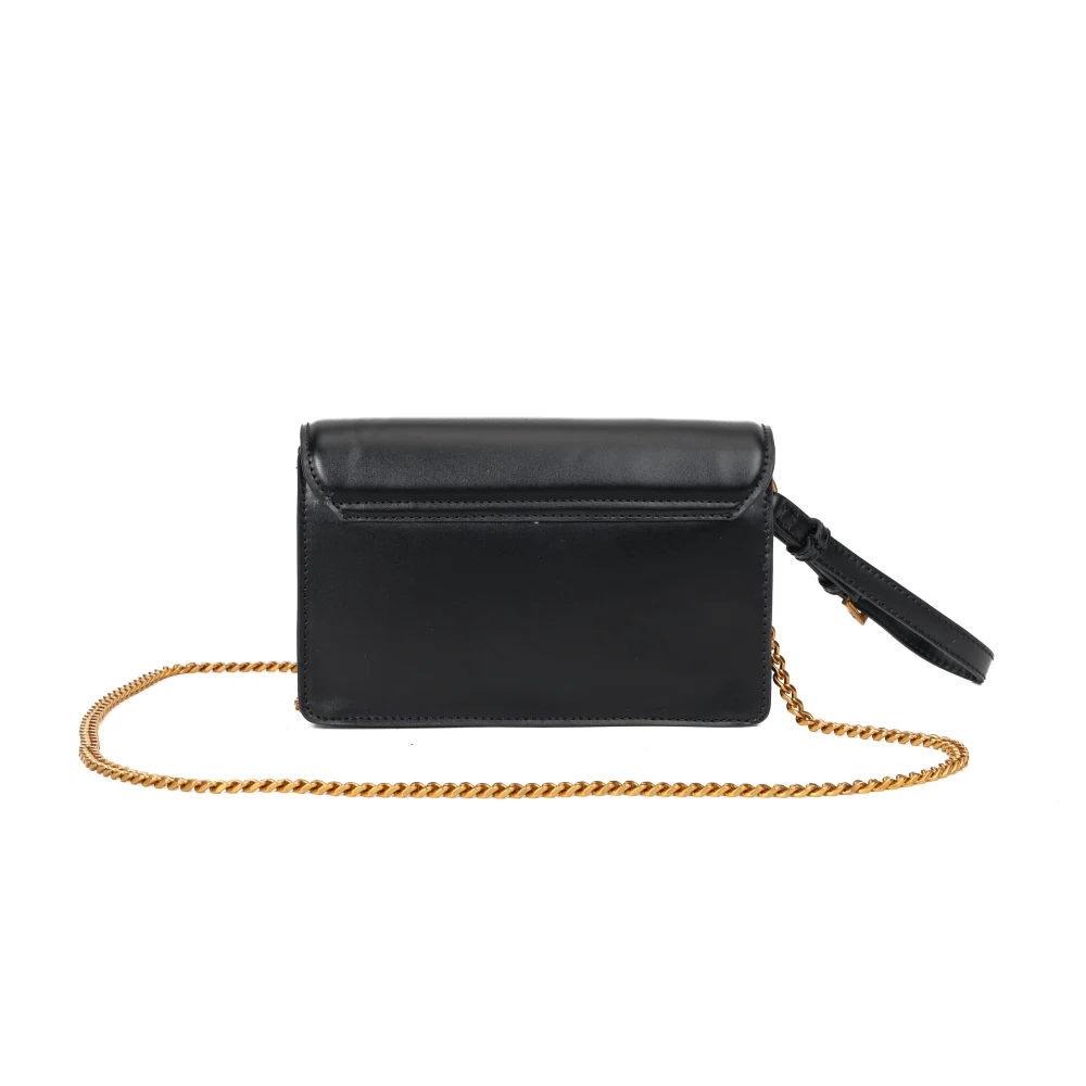 Bolsa Pequena Material Soft Preta Alça Transversal - vista 3 de 5