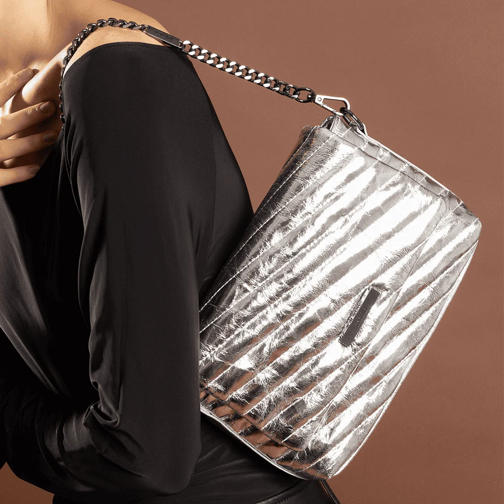Bolsa Pequena Metalizada Crinkle Prata Alça Dupla - vista 1 de 6