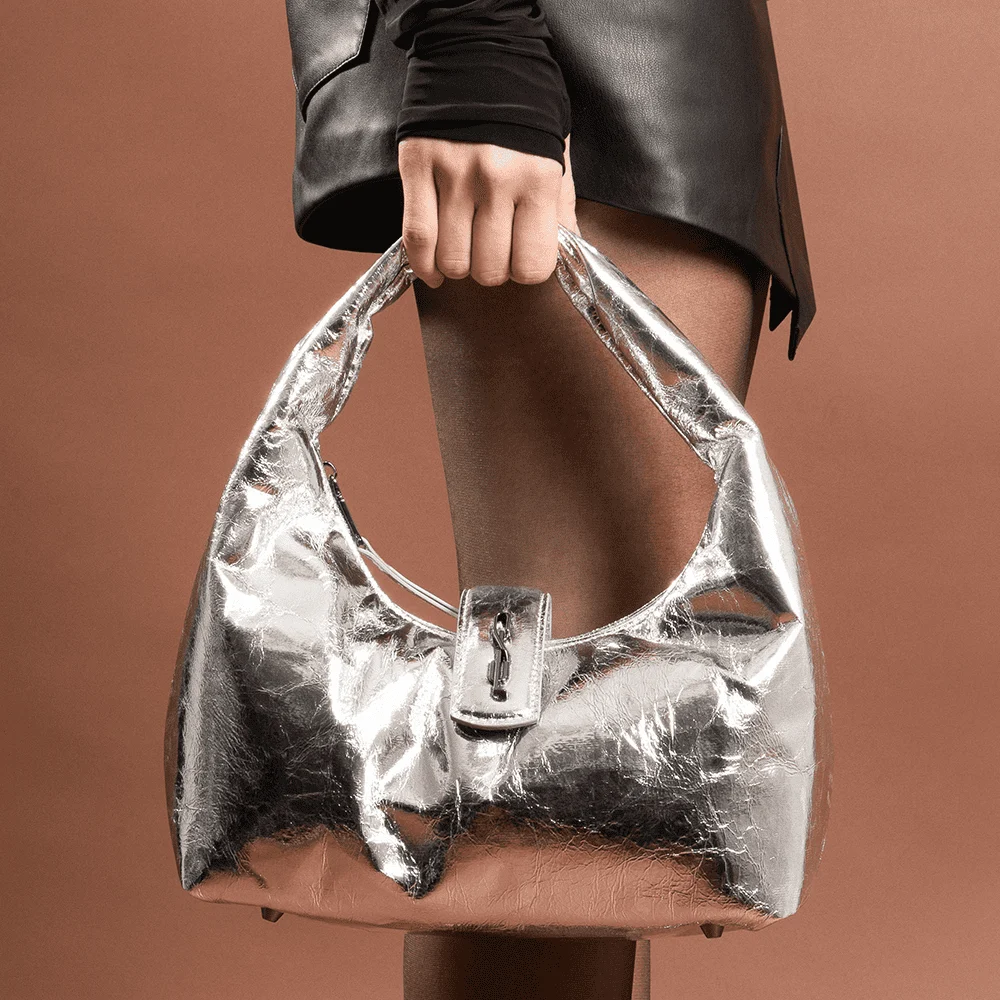 Bolsa Hobo Metalizada Crinkle Prata Alça De Ombro - vista 1 de 7