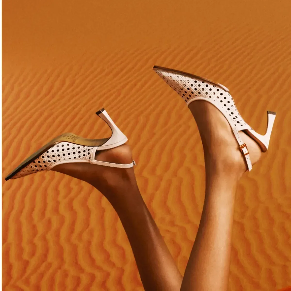 Scarpin Slingback Couro Tressê Off White Bico Fino - vista 1 de 5
