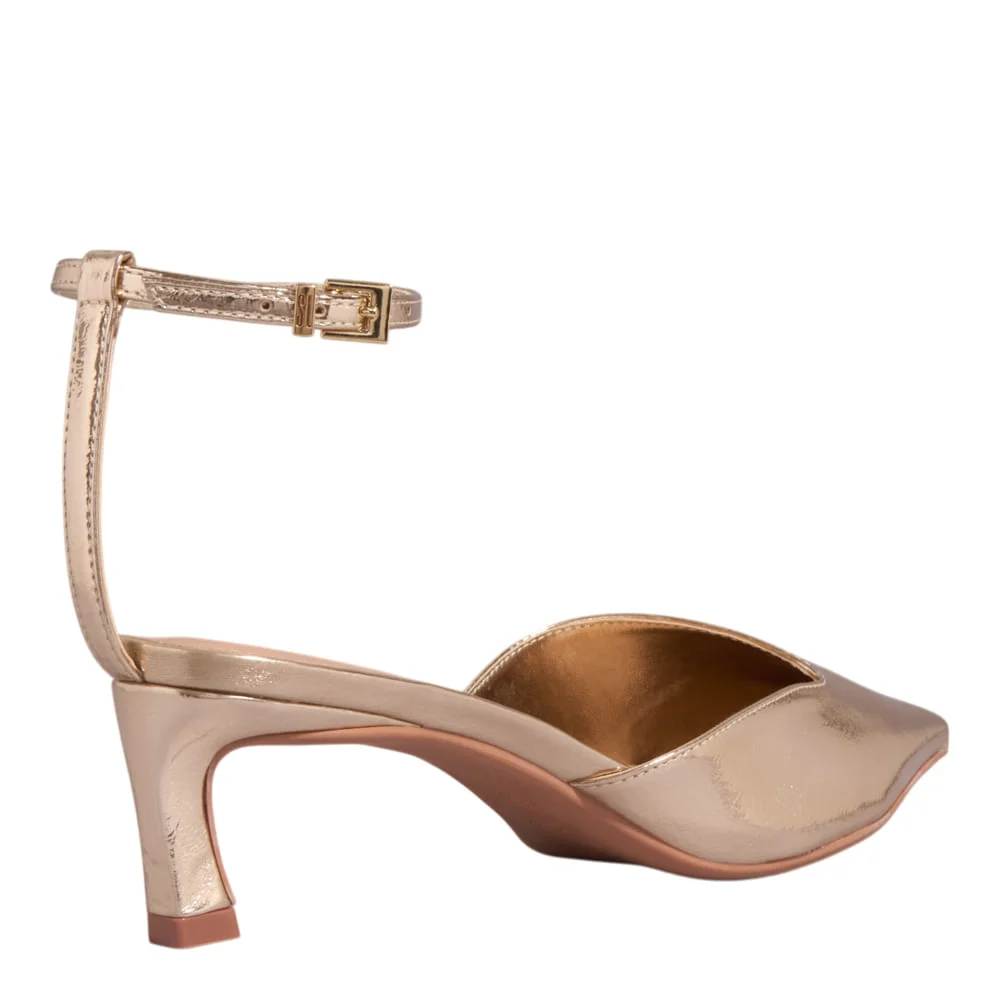 Scarpin Bico Fino Metalizado Dourado Salto Baixo - vista 3 de 3