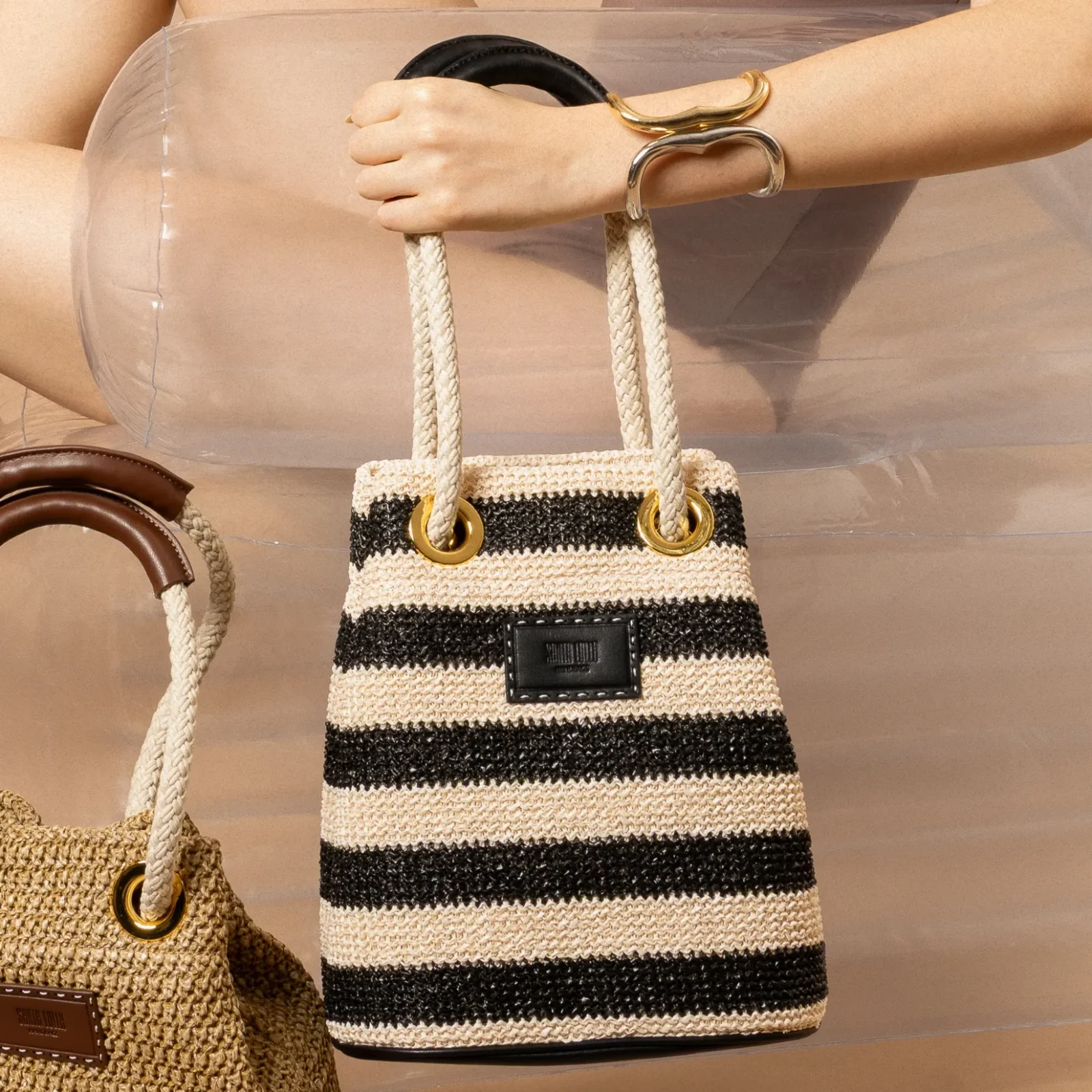 Bolsa Bucket Tramado Alça De Mão Listrada Preta a Branco - vista 1 de 8