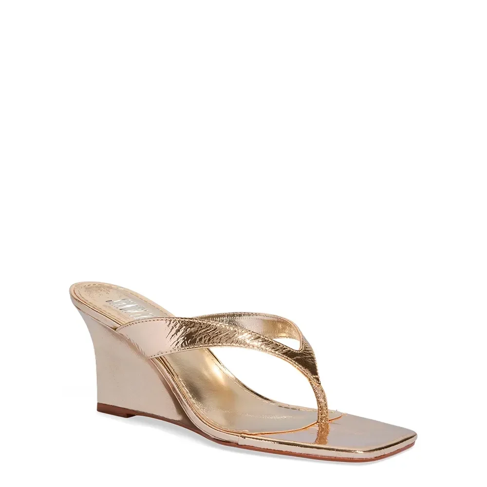 Mule Thong Couro Metalizado Dourado Anabela - vista 2 de 3