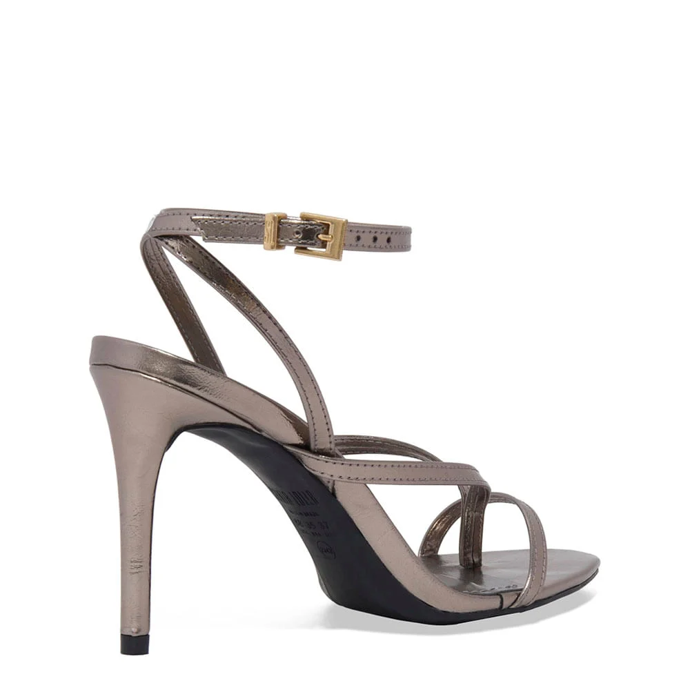Sandália Metalizada Reflexo Cinza Pewter Salto Alto Fino - vista 3 de 3