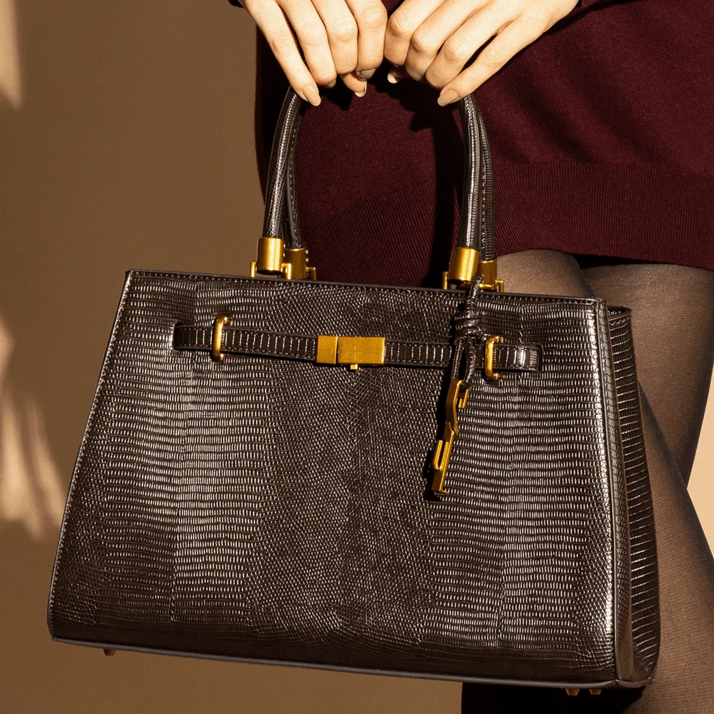 Bolsa Média Texturizada Lizard Alça Transversal Marrom Dark - vista 1 de 4
