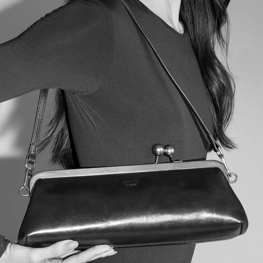 Bolsa Pequena Sof Preta Fecho Kiss Lock Alça de Ombro - vista 8 de 8