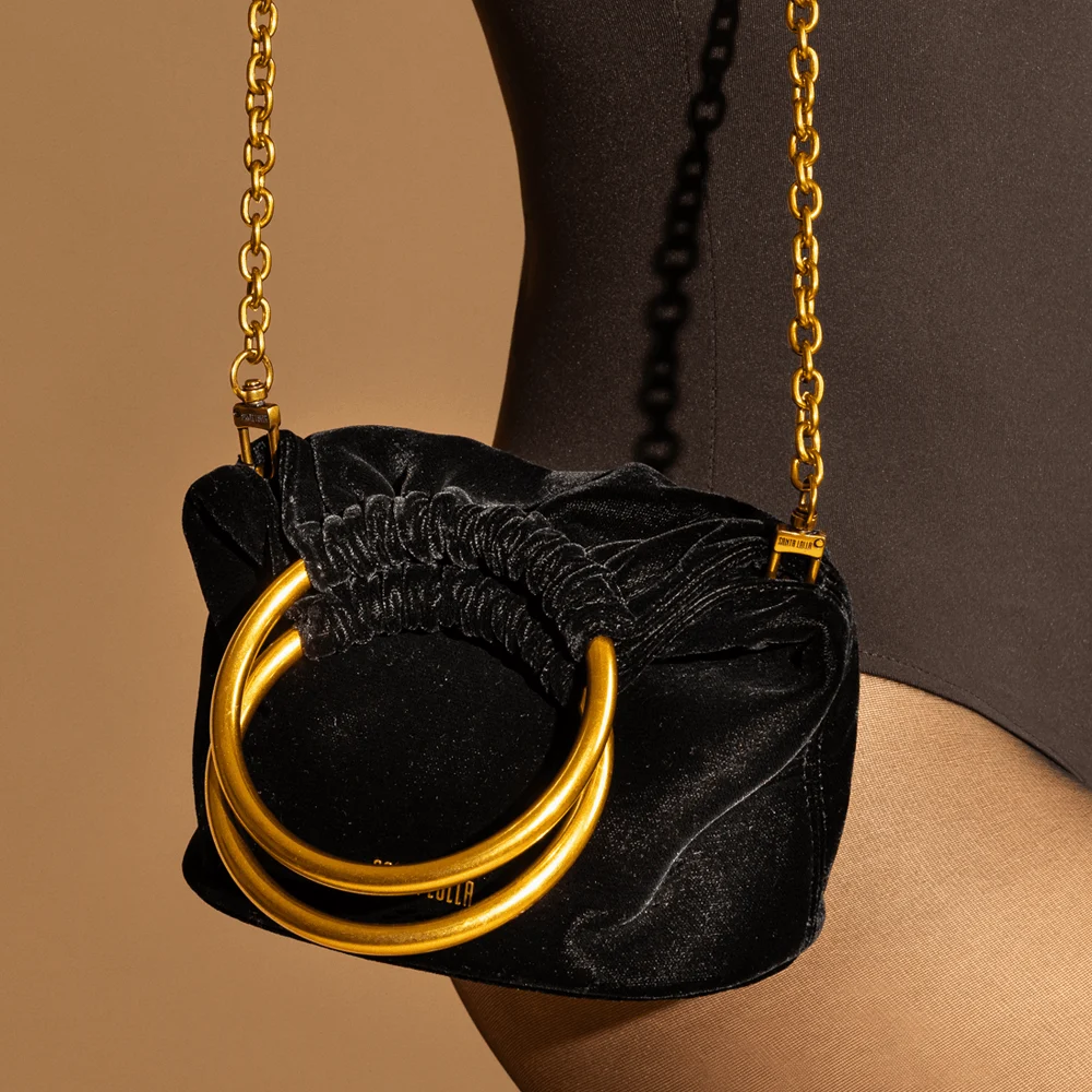 Bolsa Bucket Pequena Veludo Preto Alça Metal - vista 3 de 6