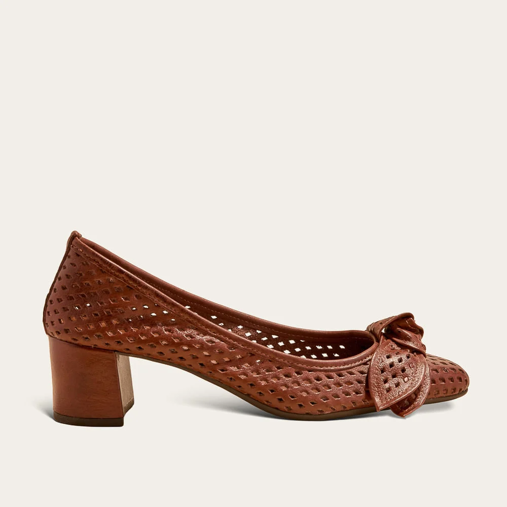 Scarpin Boneca Vazado Couro Soft Salto Grosso Marrom Terracota - vista 1 de 3