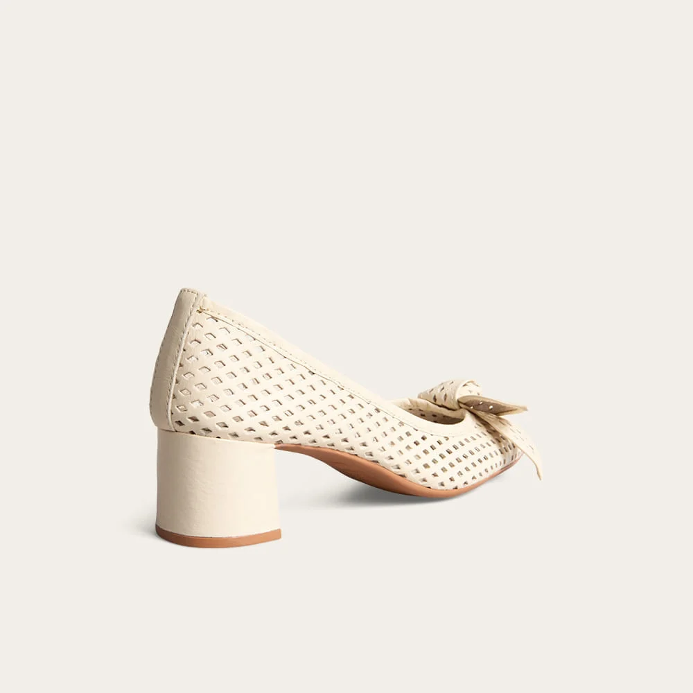 Scarpin Boneca Vazado Couro Soft Salto Grosso Bege Marfim - vista 2 de 4
