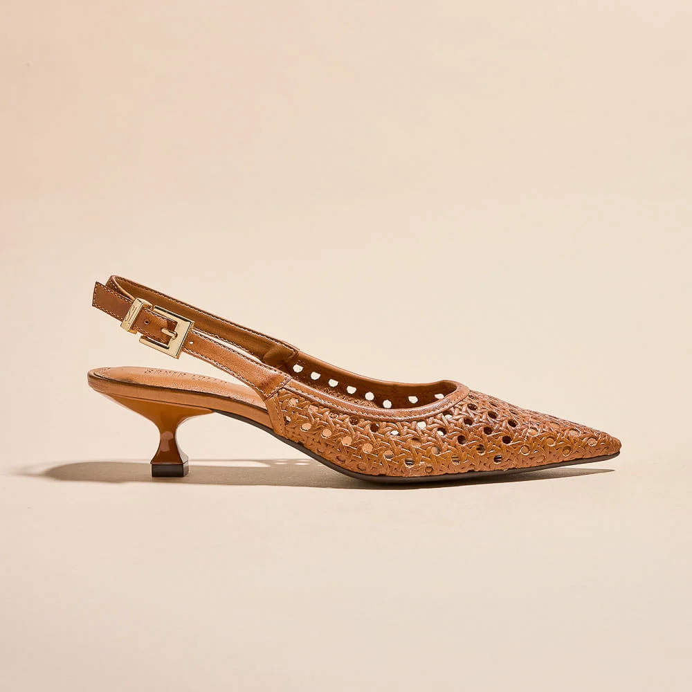 Scarpin Slingback Couro Vazado Caramelo Salto Kitten - vista 1 de 3