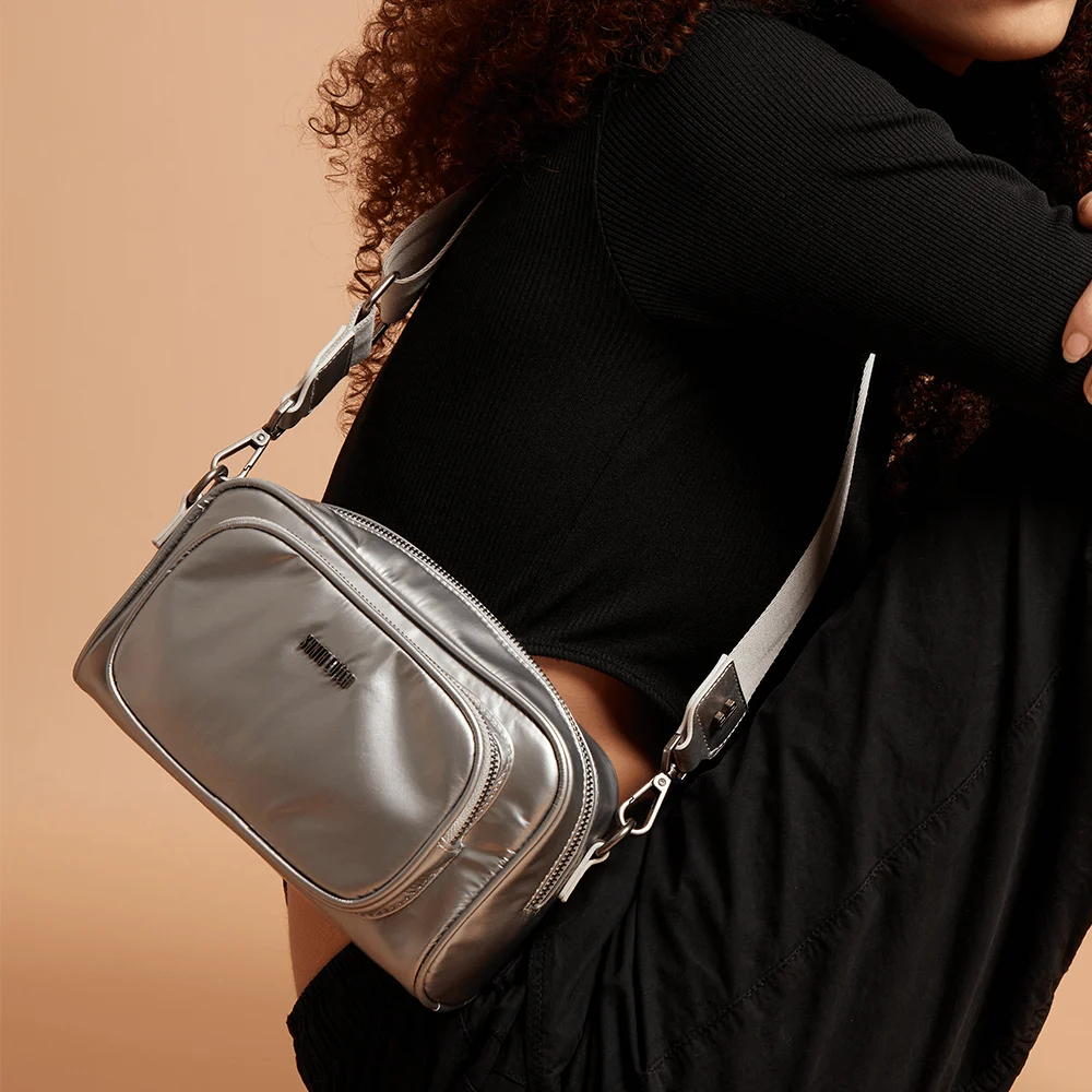 Bolsa Nylon Camera Bag Metalizado Prata Transversal - vista 1 de 7