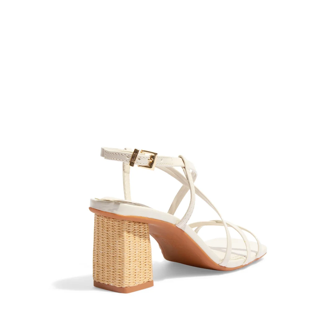 Sandália Verniz Glossy Off White Salto Bloco - vista 3 de 3